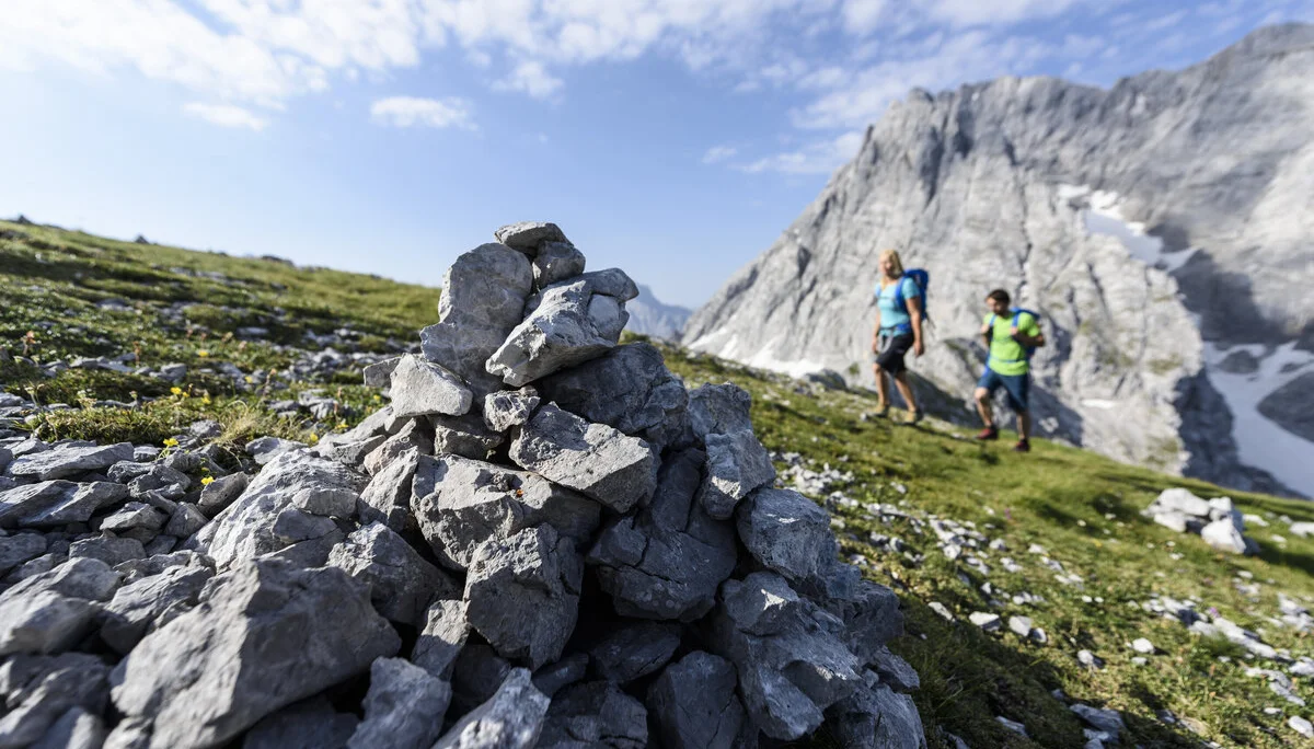 Beim Aufstieg: Wanderer in der Ferne, im Vordergrund eine Steinformation | © DAV/Wolfgang Ehn