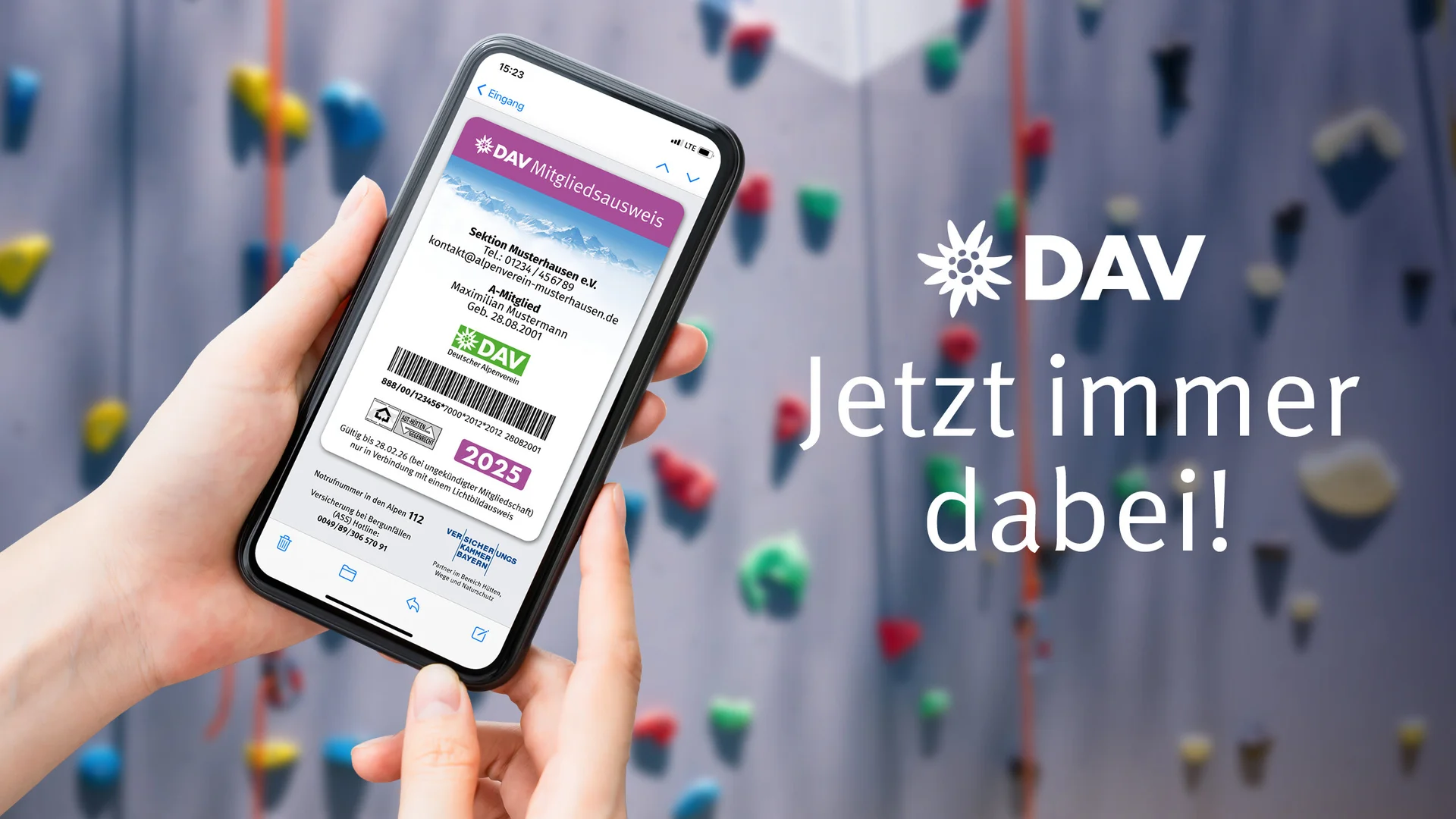 Digitaler Mitgliedsausweis des DAV | © DAV Ein Smartphone mit dem digitalen Mitgliedsausweis im Display | © DAV